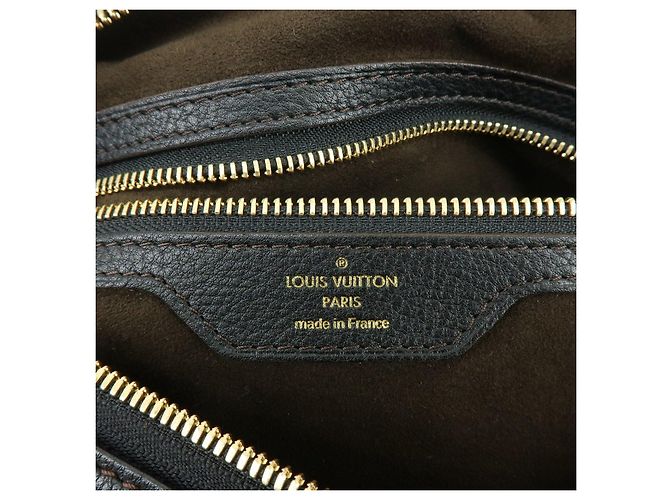 Borsa a tracolla Louis Vuitton Monogram Mahina Selene PM Noir M94314 - vista 21