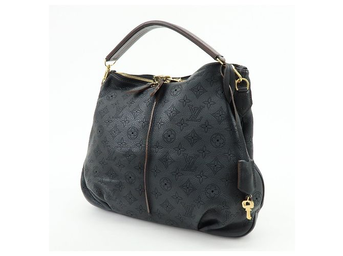Borsa a tracolla Louis Vuitton Monogram Mahina Selene PM Noir M94314 - vista 3