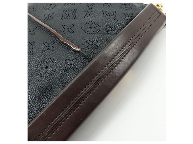 Borsa a tracolla Louis Vuitton Monogram Mahina Selene PM Noir M94314 - vista 8