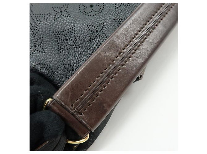 Borsa a tracolla Louis Vuitton Monogram Mahina Selene PM Noir M94314 - vista 9