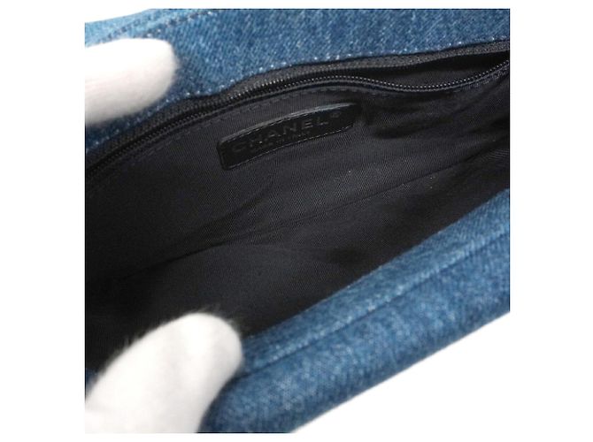 Borsa a tracolla Chanel in denim blu - vista 4