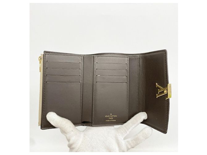 Louis Vuitton Portefeuille Capucines Compact Tri-fold Wallet - vista 3