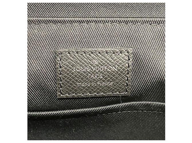 Borsa a tracolla Louis Vuitton Taiga District PMNV3 - vista 5