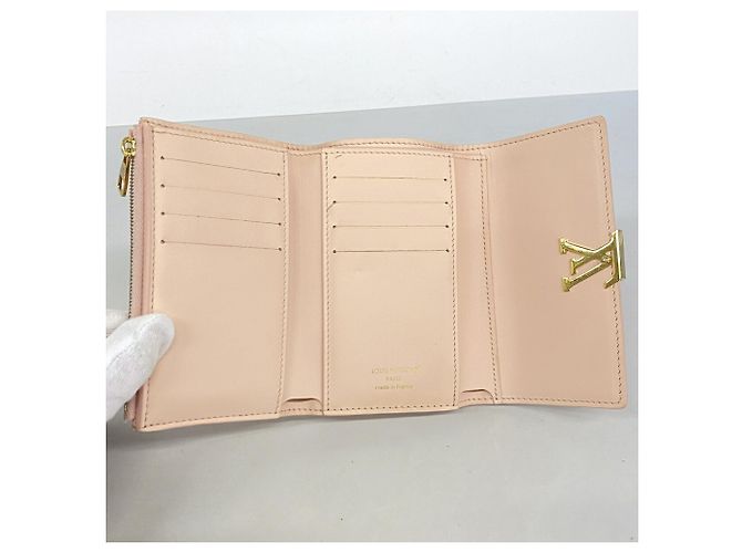Louis Vuitton Portefeuille Capucines Compact Tri-fold Wallet - vista 3