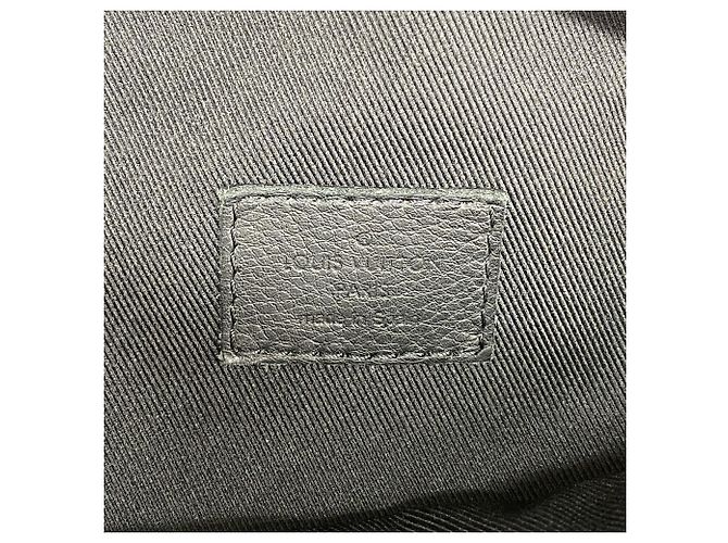 Sac Banane Louis Vuitton Monogram Shadow Discovery PM - vue 5