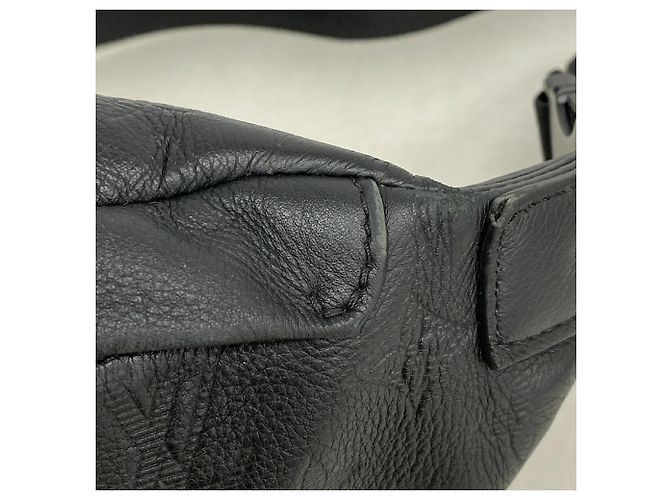 Sac Banane Louis Vuitton Monogram Shadow Discovery PM - vue 6