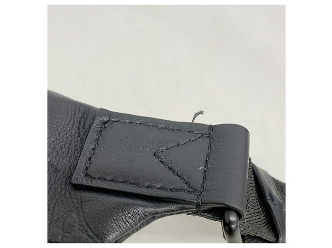 Sac Banane Louis Vuitton Monogram Shadow Discovery PM - vue 8