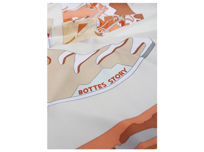 Hermès Carré 90 Bottes Story en soie crème et orange - vue 4