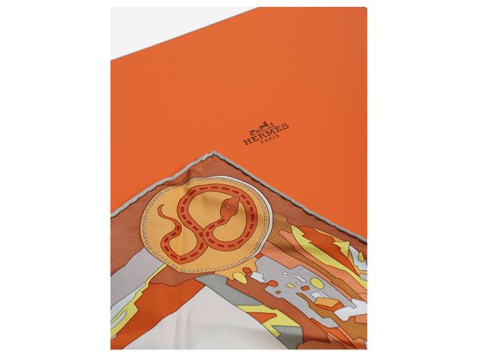 Hermès Carré 90 Bottes Story en soie crème et orange - vue 5