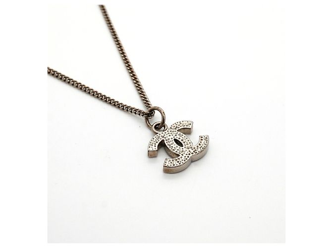 Colar Chanel prateado com strass - vista 2