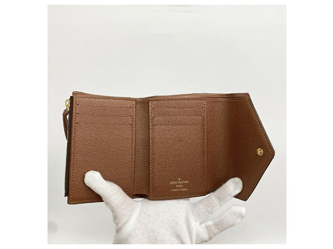 Louis Vuitton Billetera Tri-fold Monogram Victorine M62472 - vista 3