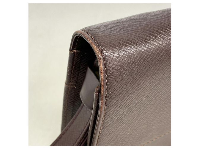 Bolso de mano Louis Vuitton Taiga Selenga - vista 6