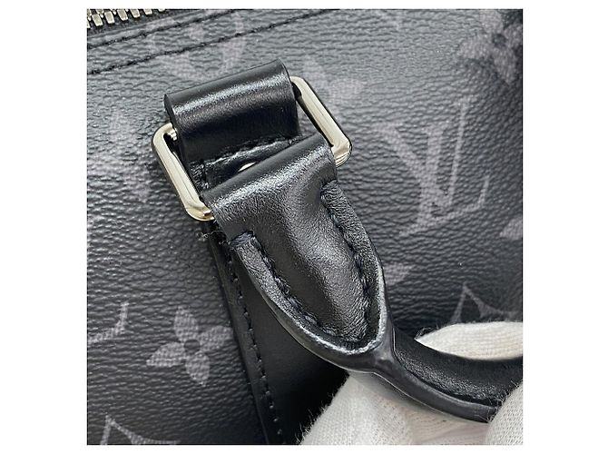 Sac à main Louis Vuitton Monogram Eclipse Keepall Bandoulière 25 - vue 10