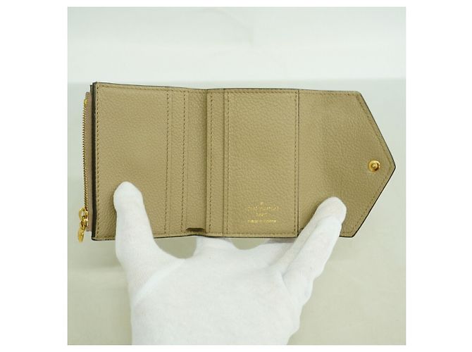 Cartera Louis Vuitton Tri-fold en Tourterelle - vista 3