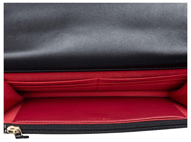 Chanel 19 Wallet on Chain aus schwarzem gestepptem Lammleder - Ansicht 4