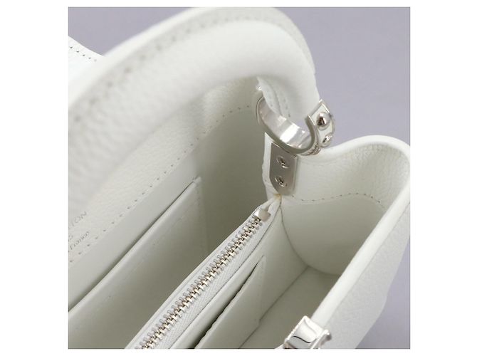 Louis Vuitton Capucines EW MINI Handtasche - Ansicht 9