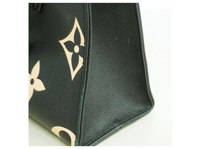 Borsa Louis Vuitton Monogram Empreinte Bicolor OnTheGo PM - vista 7