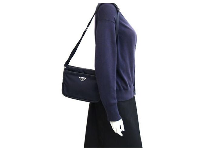 Borsa a tracolla Prada in nylon e pelle blu navy - vista 9