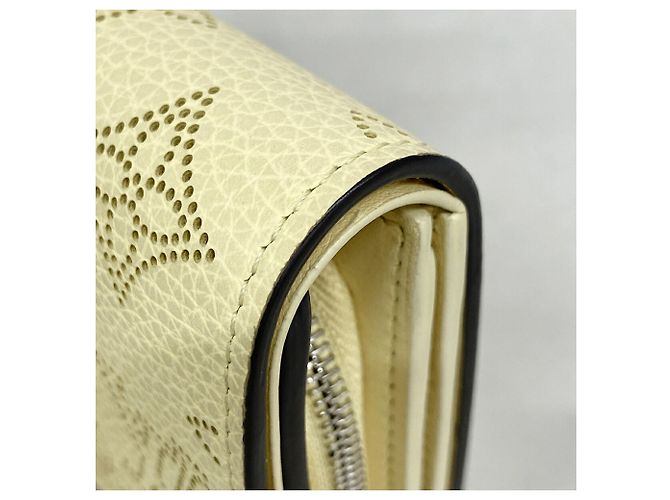 Louis Vuitton Mahina Portefeuille Iris Compact Wallet - view 7