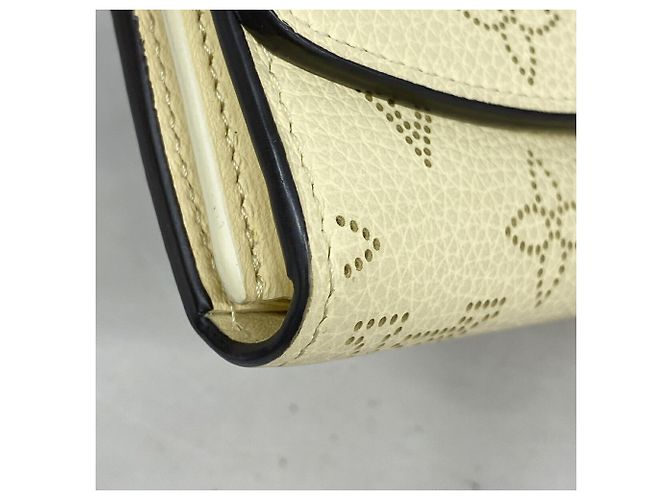 Louis Vuitton Mahina Portefeuille Iris Compact Wallet - view 8