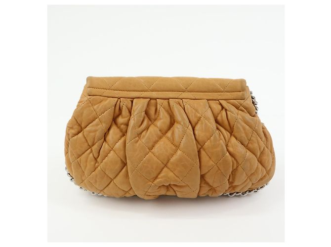 Chanel Chain Around Flap Quilted Leather Medium - vista 2