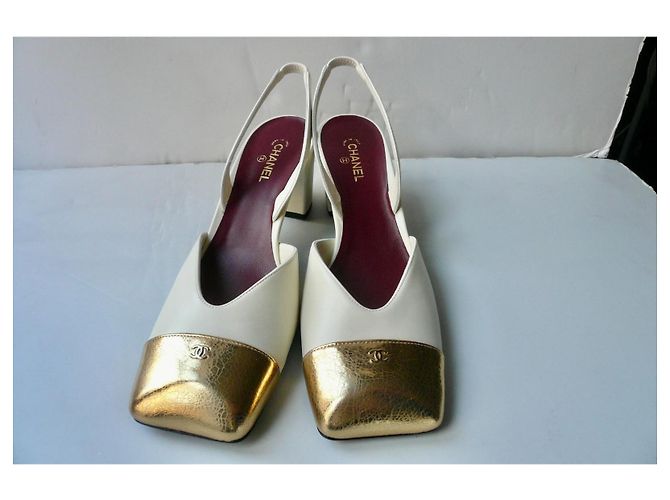 Chanel Décolleté Slingback in pelle avorio e oro - vista 2