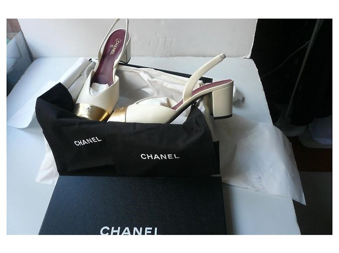 Chanel Décolleté Slingback in pelle avorio e oro - vista 3