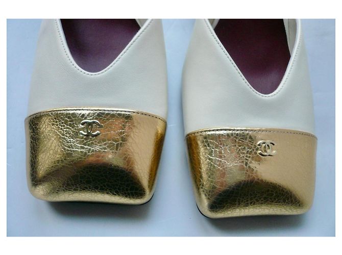 Chanel Décolleté Slingback in pelle avorio e oro - vista 5