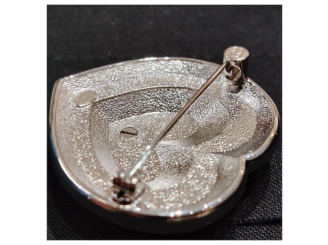 Spilla Chanel Triple Halo Heart con logo CC e strass - vista 11