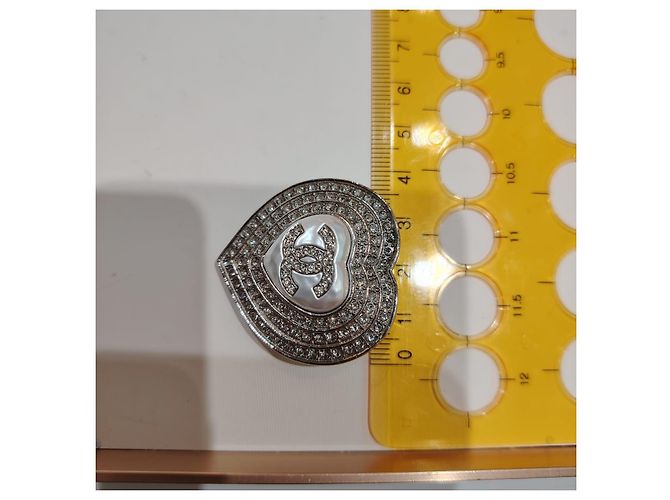 Spilla Chanel Triple Halo Heart con logo CC e strass - vista 13