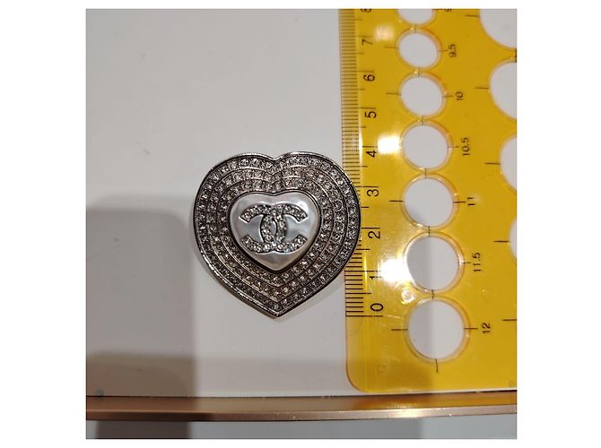 Spilla Chanel Triple Halo Heart con logo CC e strass - vista 14