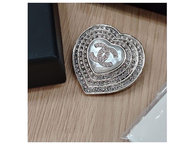 Spilla Chanel Triple Halo Heart con logo CC e strass - vista 2