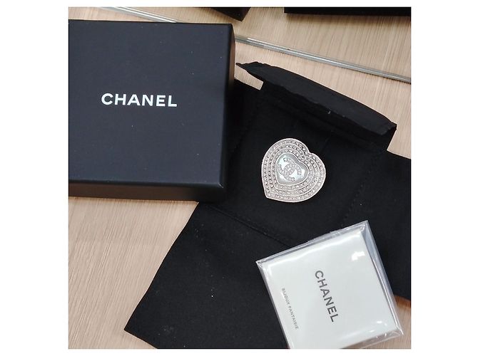 Spilla Chanel Triple Halo Heart con logo CC e strass - vista 3
