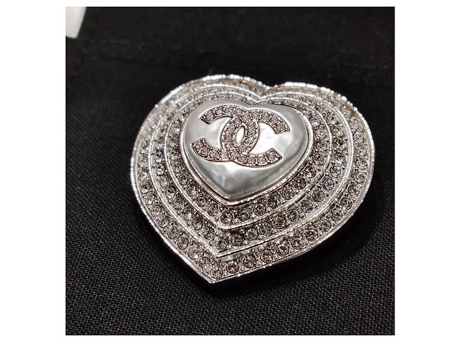 Spilla Chanel Triple Halo Heart con logo CC e strass - vista 4