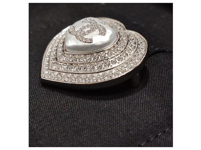 Spilla Chanel Triple Halo Heart con logo CC e strass - vista 5