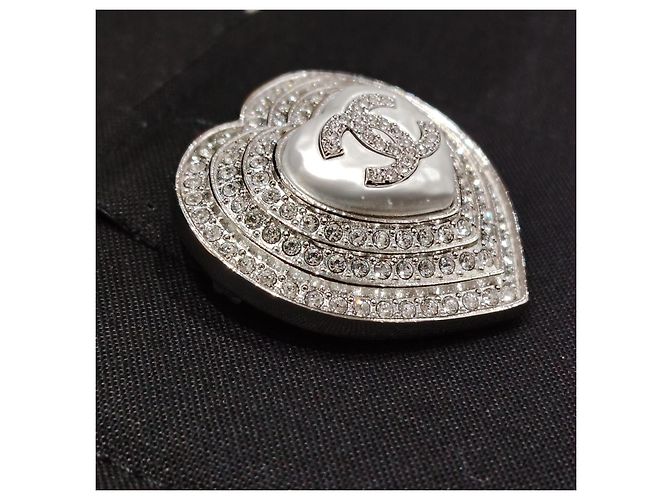 Spilla Chanel Triple Halo Heart con logo CC e strass - vista 6