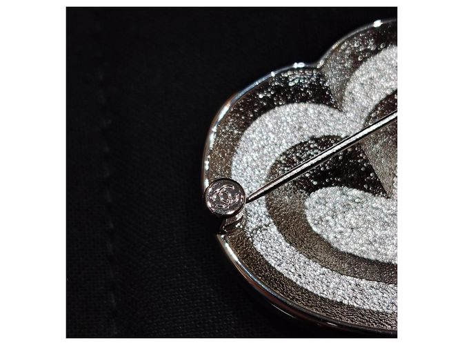 Spilla Chanel Triple Halo Heart con logo CC e strass - vista 7