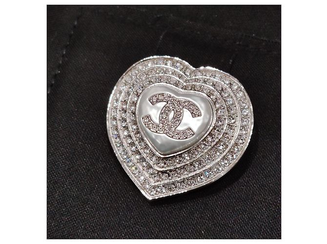 Spilla Chanel Triple Halo Heart con logo CC e strass - vista 8