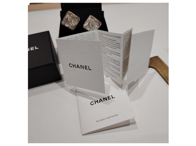 Orecchini CHANEL CC in resina e strass A22S - vista 11