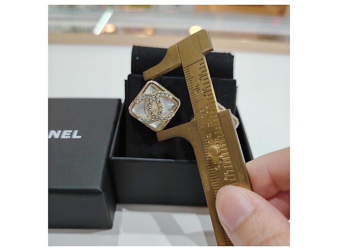 Orecchini CHANEL CC in resina e strass A22S - vista 13