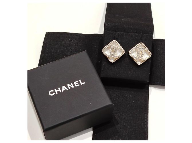 Orecchini CHANEL CC in resina e strass A22S - vista 2