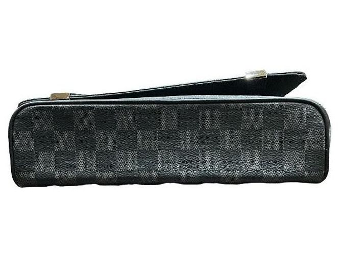 Bolsa de Ombro Louis Vuitton District PM NM Damier Graphite - vista 3