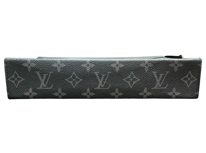 Louis Vuitton Monogram Eclipse Pochette Voyage MM Clutch Bag - vista 3