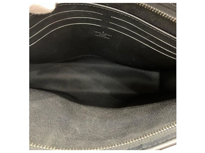 Louis Vuitton Monogram Eclipse Pochette Voyage MM Clutch Bag - vista 6