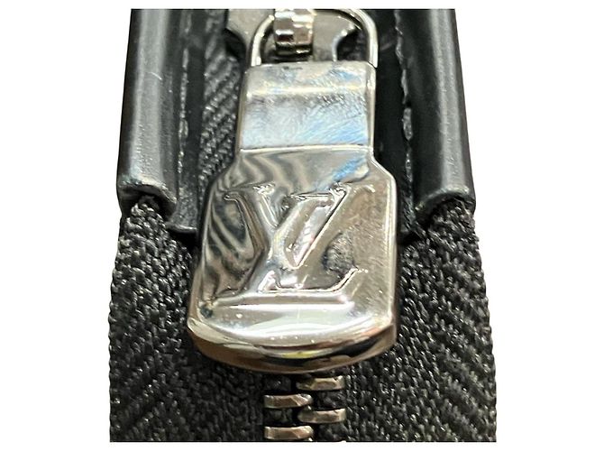 Louis Vuitton Monogram Eclipse Pochette Voyage MM Clutch Bag - vista 9