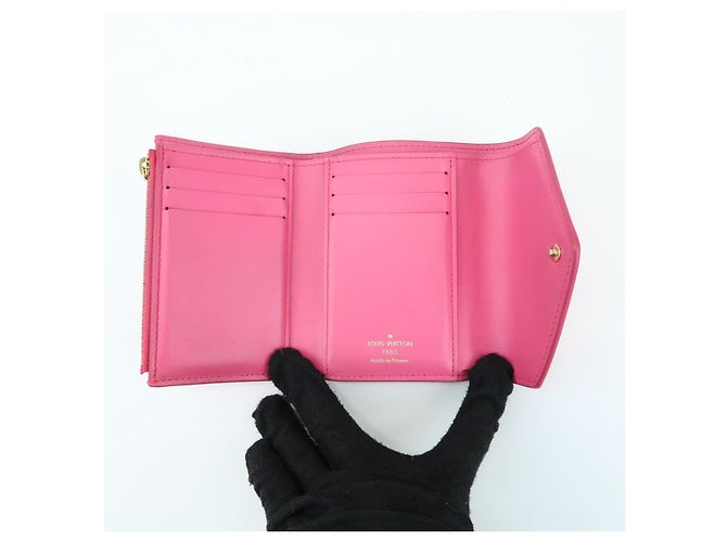 Louis Vuitton Victorine Nanogram Embossed Leather - vista 5