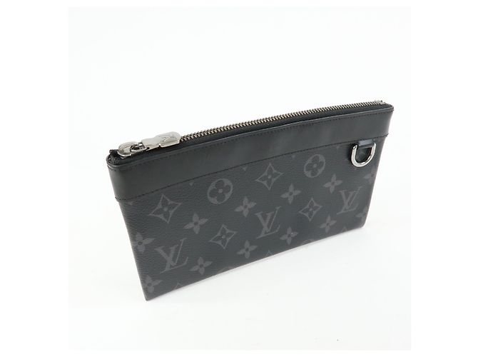 Louis Vuitton Discovery Pochette Monogram Eclipse Canvas PM - vista 4