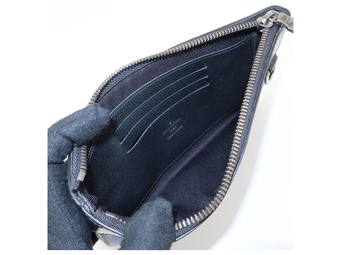 Louis Vuitton Discovery Pochette Monogram Eclipse Canvas PM - vista 5