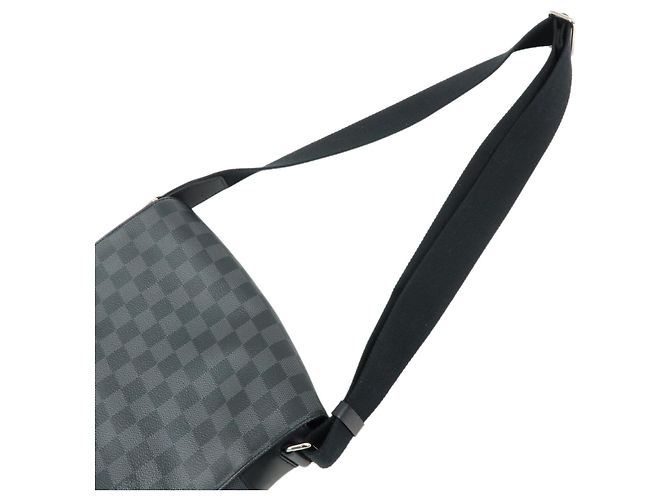 Louis Vuitton District NM Messenger Damier Graphite PM - vue 4