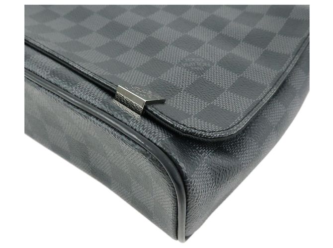 Louis Vuitton District NM Messenger Damier Graphite PM - vue 6